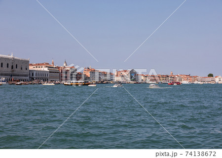 Panoramic view of Venice coast with historical buildings and Laguna Veneta 74138672