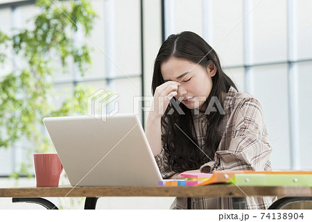 若い女性 テレワーク リモートワーク 眼精疲労 若い女性 テレワーク リモートワーク 眼精疲労 74138904