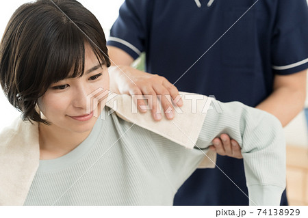 整体を受ける女性 74138929