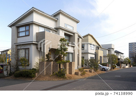 日本の住宅街、庭付き一戸建て住宅、晴れた日の分譲住宅街、閑静な住宅街 74138990