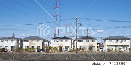 日本の住宅街、庭付き一戸建て住宅、晴れた日の分譲住宅街、閑静な住宅街 74138994