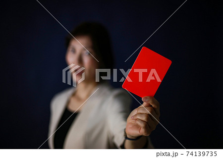 レッドカードを出す女性社員 74139735