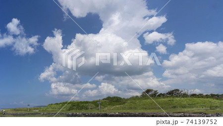 田舎の海の夏の空 入道雲 積乱雲 の写真素材 田舎の海の夏の空 入道雲 積乱雲 の写真素材