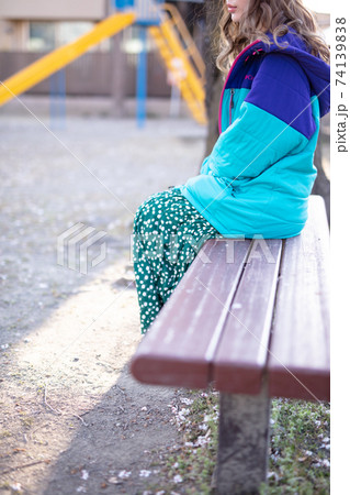 夕日を浴びながらキラキラと光る髪の毛の大の女の子の写真素材