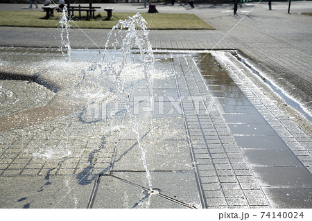 公園の噴水 74140024