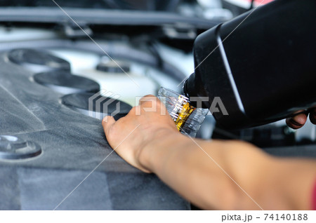 Add motor engine oil into vehicle 74140188