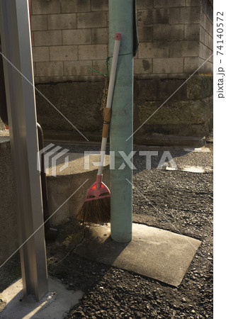 日を浴びている箒 日を浴びている箒 74140572