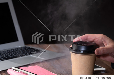 コーヒー、湯気、紙コップ、ビジネスシーン コーヒー、湯気、紙コップ、ビジネスシーン 74140766