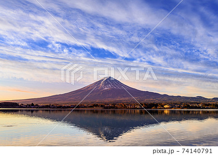 冬の晴れた空と逆さ富士 74140791