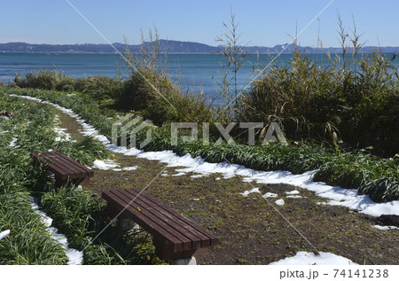 雪の残る海岸 74141238