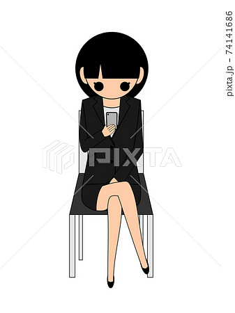 スーツの女性が椅子に座り足を組みながらスマホを見ている全身ポーズのイラスト素材