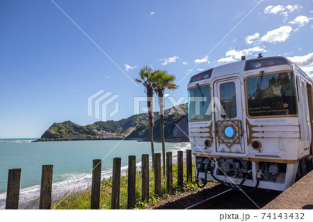 海を眺める観光列車 海を眺める観光列車 74143432