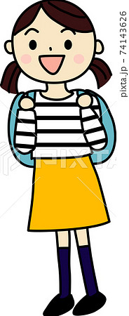 大きなリュックを背負った女の子 74143626