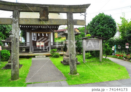 静岡県三島市 源兵衛川沿いの三石神社と散策路 静岡県三島市 源兵衛川沿いの三石神社と散策路 74144173