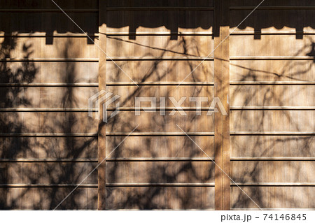 和風建築の木の引き戸 74146845