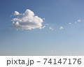 青空に浮かぶ白い雲 74147176