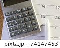 電卓とカレンダー 74147453