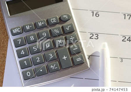 電卓とカレンダー 74147453