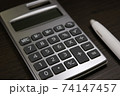 電卓とボールペン 74147457