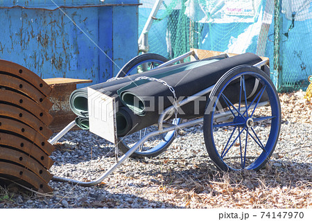 金属製で二輪の荷車 74147970