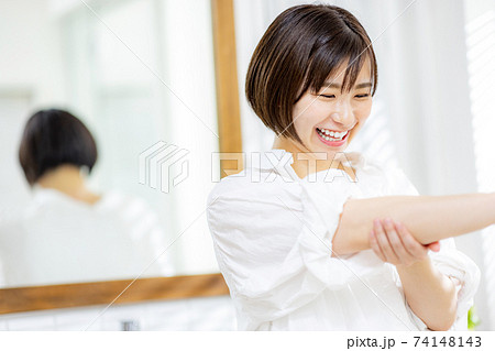 洗面所で肌にクリームを塗る若い女性 洗面所で肌にクリームを塗る若い女性 74148143