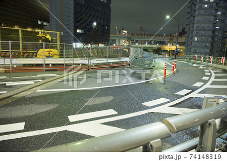 夜間の道路工事現場 東京の写真素材