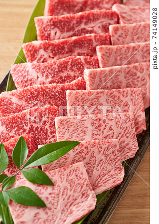 国産和牛カルビ焼肉用　赤身と霜降り 74149028