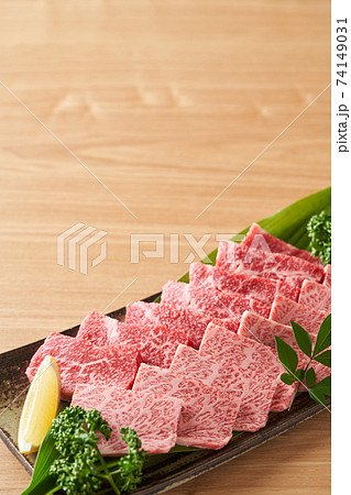 国産和牛カルビ焼肉用　赤身と霜降り 74149031