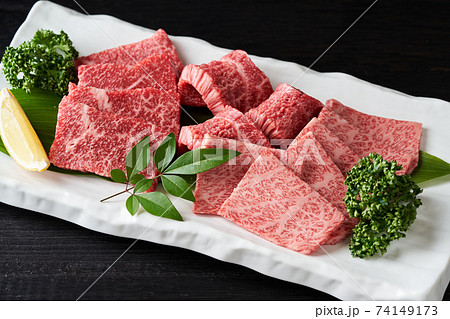 国産和牛カルビ焼肉用　赤身と霜降り 74149173