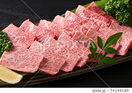 国産和牛カルビ焼肉用　赤身と霜降り 74149189