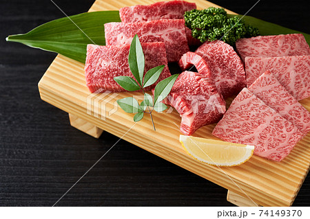 国産和牛カルビ焼肉用　赤身と霜降り 74149370