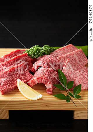 国産和牛カルビ焼肉用　赤身と霜降り 74149374