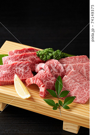 国産和牛カルビ焼肉用 赤身と霜降り 国産和牛カルビ焼肉用 赤身と霜降り 74149375