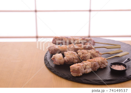 プレートの上に焼き鳥 プレートの上に焼き鳥 74149537