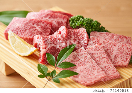 国産和牛カルビ焼肉用　赤身と霜降り 74149618