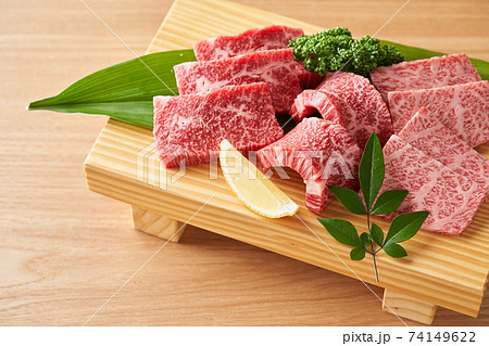 国産和牛カルビ焼肉用　赤身と霜降り 74149622