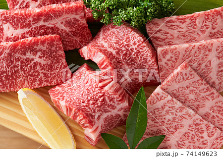 国産和牛カルビ焼肉用　赤身と霜降り 74149623