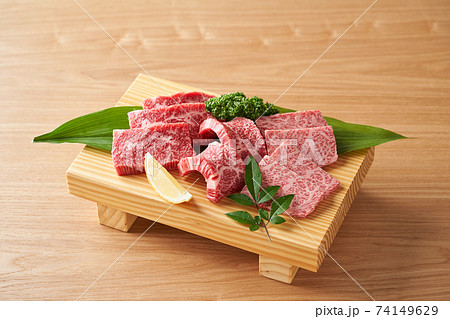 国産和牛カルビ焼肉用　赤身と霜降り 74149629