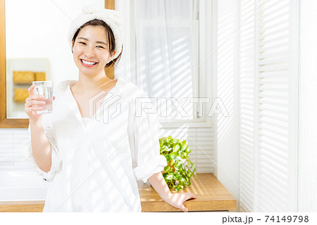 朝に水を飲む若い女性 74149798