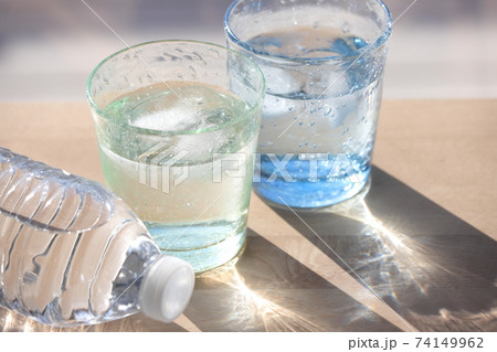水の入ったグラスとペットボトル 74149962
