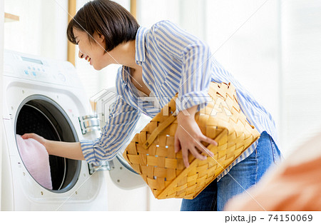 洗濯をする女性 74150069