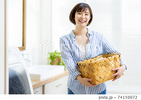 洗濯をする女性 74150072