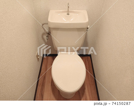 古いタイプのトイレ 74150287