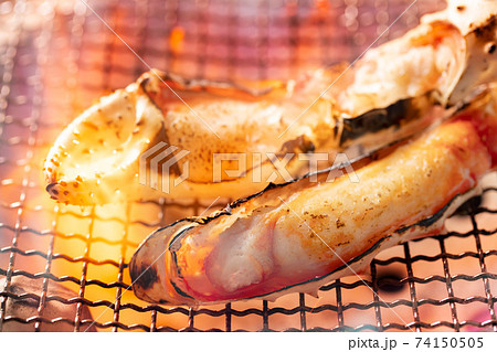 七輪で焼くタラバガニ 74150505
