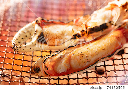 七輪で焼くタラバガニ 七輪で焼くタラバガニ 74150506