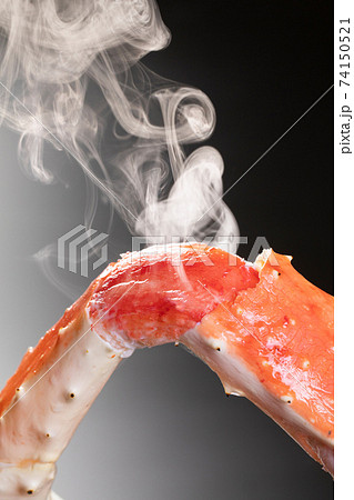 茹で上がるタラバガニ 74150521