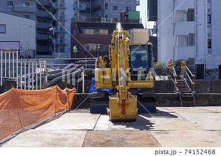 工事現場のパワーショベル 　正面 74152468