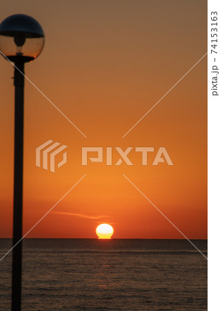 ダルマ夕日　海水浴場 74153163