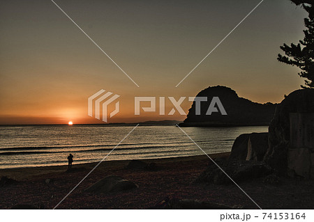 ダルマ夕日　海水浴場 74153164
