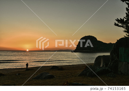 ダルマ夕日　海水浴場 74153165